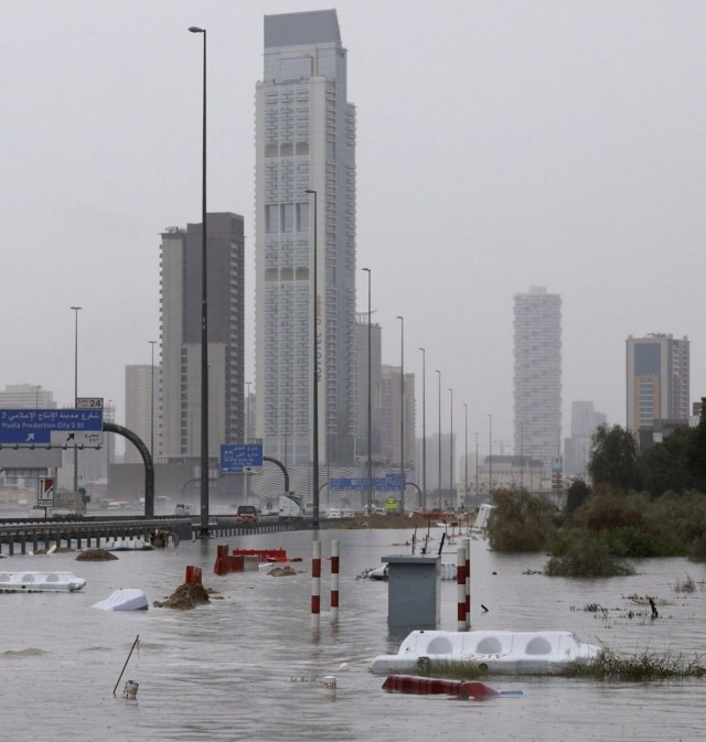 Дубай из-за дождей затопило. В том числе и криптоконференцию Blockchain Life, на которой должен был выступить Павел Дуров