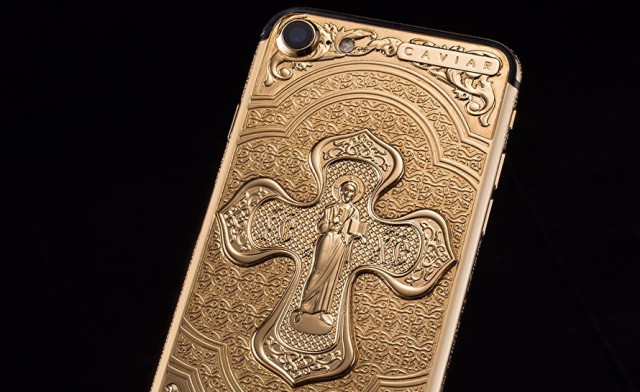 В России к Пасхе выпустили «святые» iPhone 7 с молитвами. Телефоны освятили в церкви