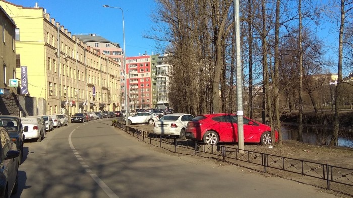 В Питере огородили газон