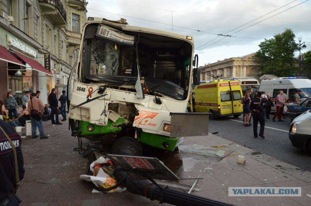 На Невском проспекте автобус сбил более 10 человек