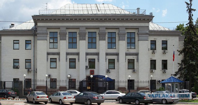 У здания консульства РФ в Киеве начались беспорядк