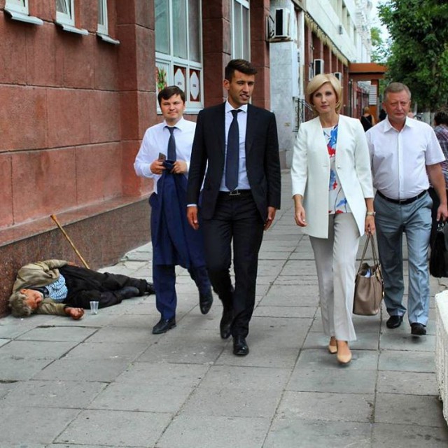 Депутат и чиновник встретили спящего на улице саратовца