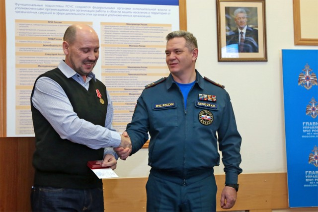 Москвич, спасший от пожара троих детей, получил медаль