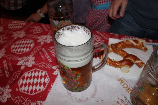 Пиво и сиськи - чудное сочетание на Октоберфесте