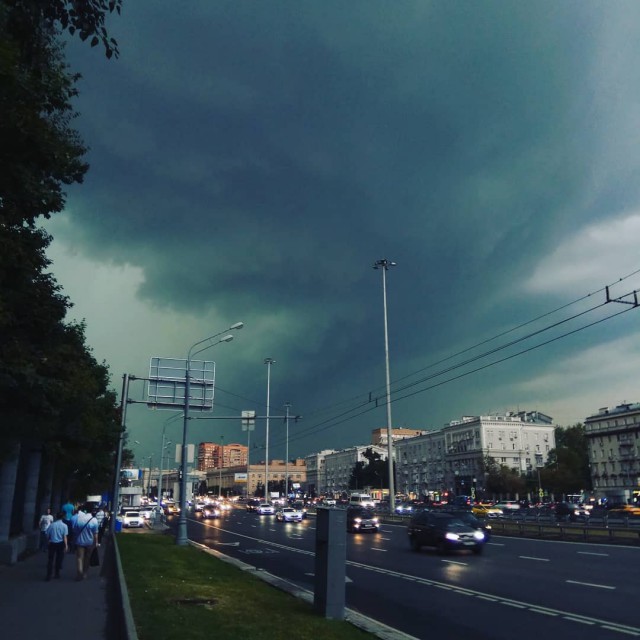 В Москве начался ад. На улицу без надобности лучше не выходить — сдует. Или смоет