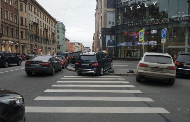 Полусферы, знаки и уважение к людям? Все равно - нам в магазин, обойдете