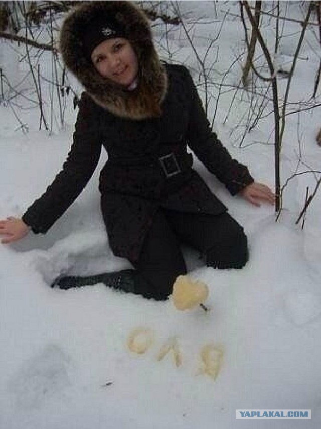 Зимой девчонки писают на снег фото