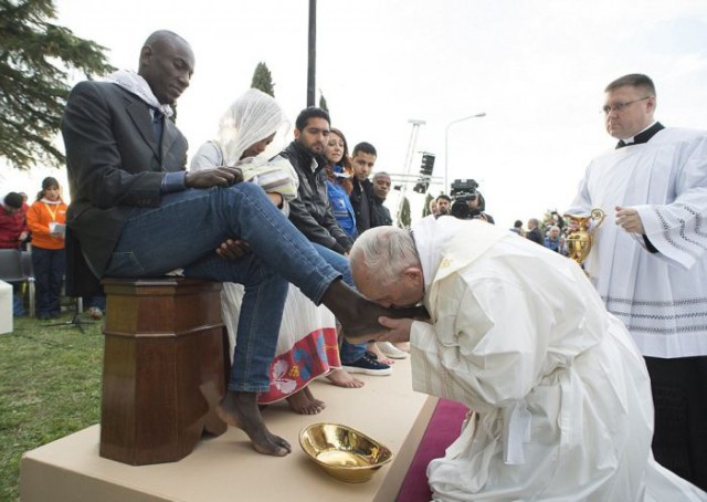 Папа Франциск в Чистый четверг обмыл ноги беженцам