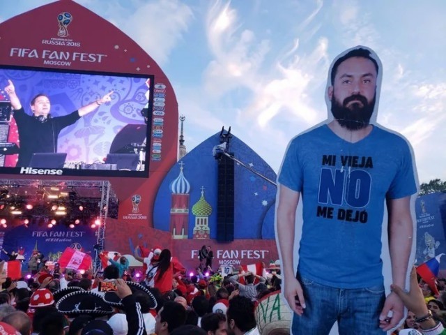 Ребята из Мексики приехали на Чемпионат Мира в Россию с картонной фигурой друга, которого не отпустила жена