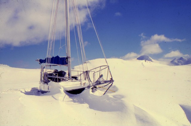История австралийца, решившего перезимовать в Антарктиде на небольшой яхте. В абсолютной изоляции.
