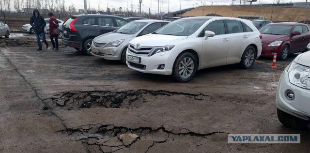 Перехватывающая парковка у метро "Соларьево" начала разваливаться.