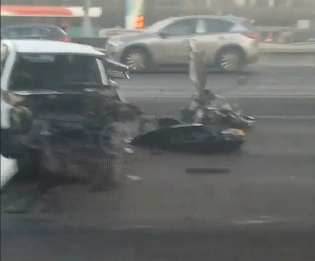 Таксист Яндекса на Кутузовском проспекте влетел в Майбах.... и умер. Пассажирка в больнице... Пробка в город!