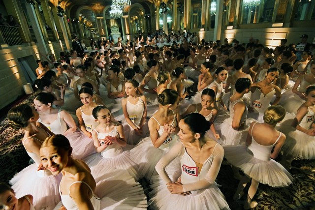 353 балерины одновременно встали на цыпочки, чтобы побить мировой рекорд Гиннесса