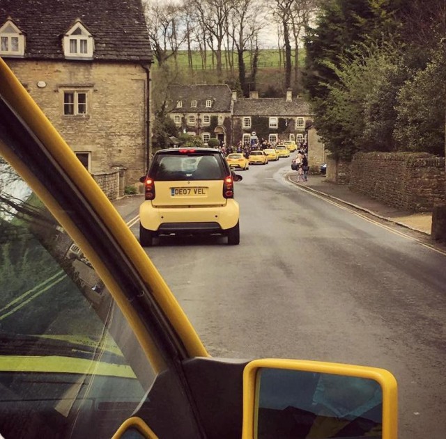 В Британии сотни жёлтых авто наводнили деревню в поддержку обиженного пенсионера