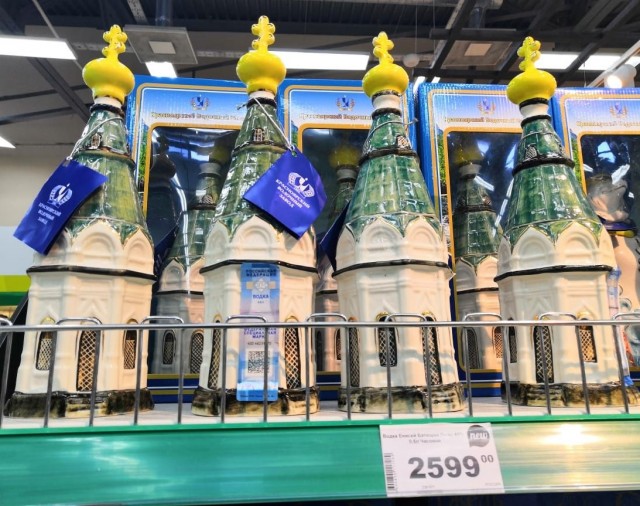 Святую воду из Серпухова продают в Челябинске по 145 рублей за бутылку