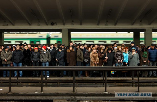 Ожидание поезда метро в Японии.