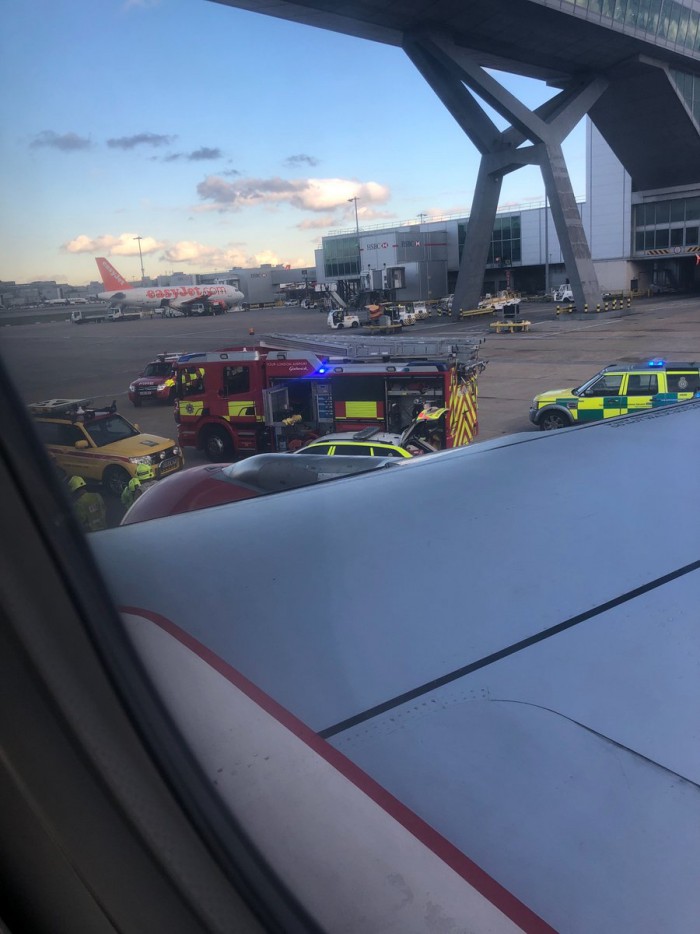 Самолет «России» повредили в Лондоне при спасении попавшего под шасси грузчика