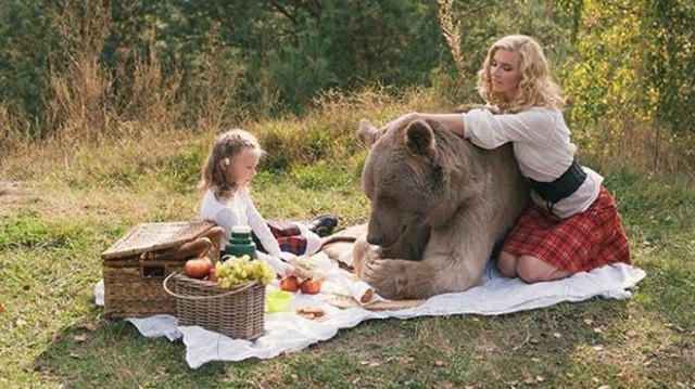 Фотосессия семьи с медведем