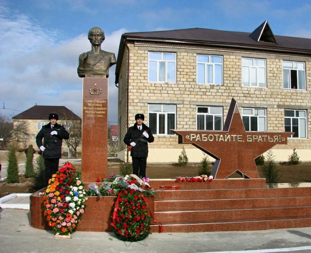 В Дагестане торжественно открыли памятник Герою России Магомеду Нурбагандову