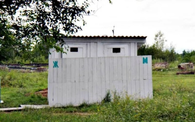 Медведев: необходимо «изничтожить стыдобу» со школьными туалетами на улице