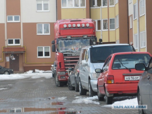 Грузовикам и такси с нового года запретят парковаться во дворах