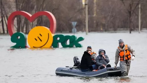 Деньги и власть: что общего между наводнением в Оренбурге и коллапсом ЖКХ в Климовске