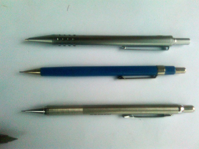 Продам  ручки:перьевую  с золотым пером Pilot,шариковую Parker Jotter K60,механические карандаши,часы Ракета(города)
