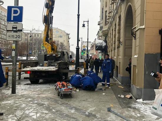 Рабочие разбились, вывалившись из неисправной строительной люльки в центре Москвы