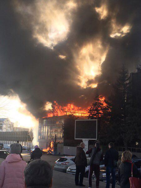 В Самаре сильный пожар рядом с ТРЦ «Звезда»