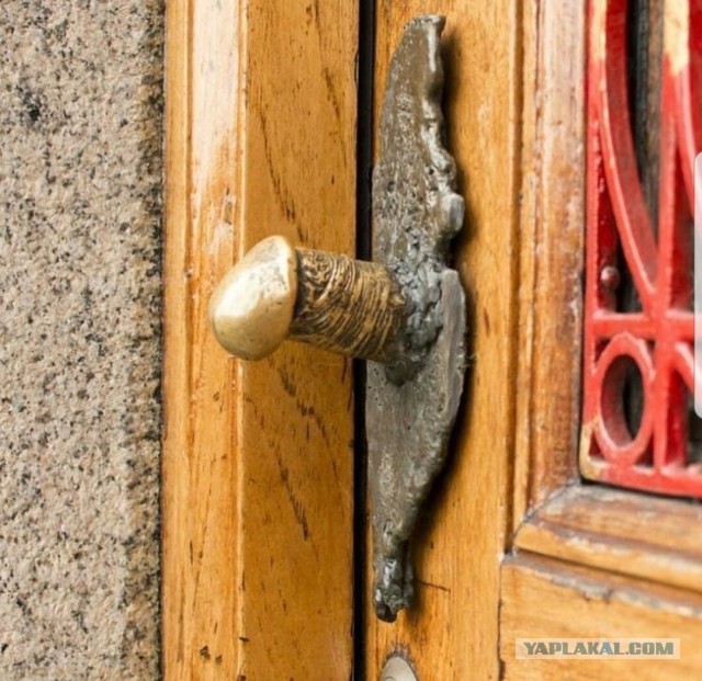В Сургуте трое парней изнасиловали двух женщин, попросивших их починить дверную ручку.
