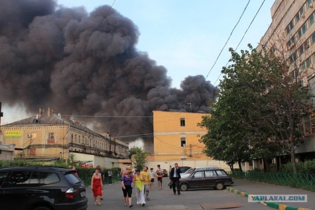 Пожар в Москве: дым виден за несколько километров