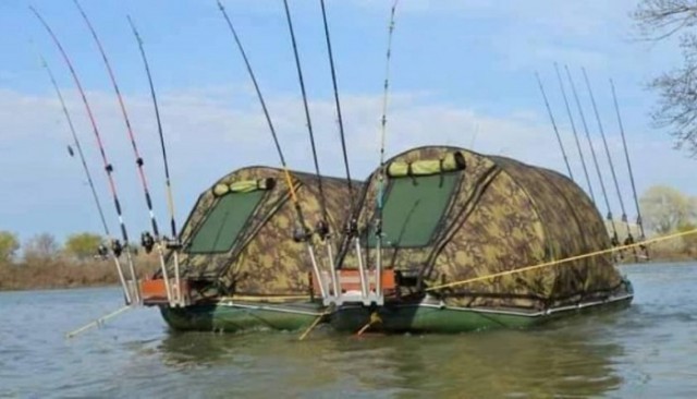 Мобильный дом и палатка на воде.