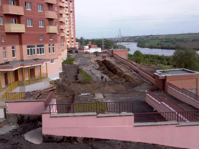 Дом уплывает в Москва-реку