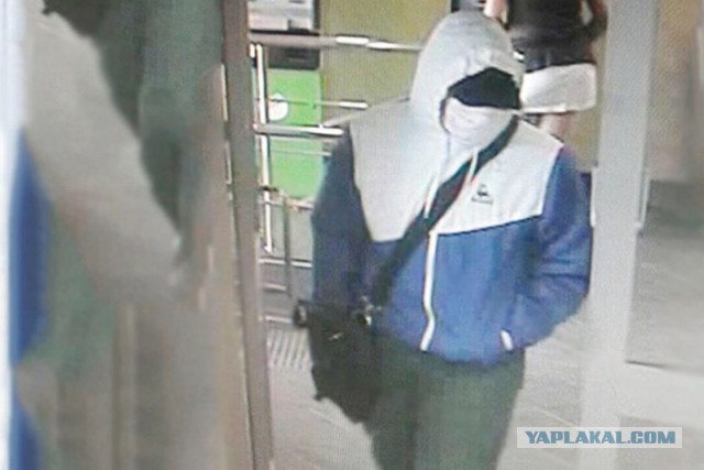 Натянул маску на лицо Натянул маску на лицо