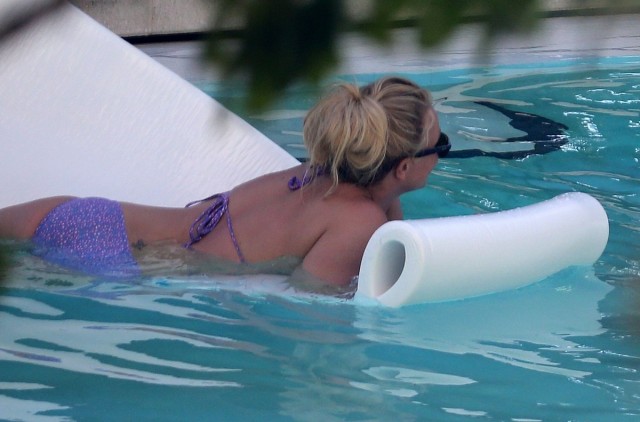 Бритни Спирс купается в бассейне