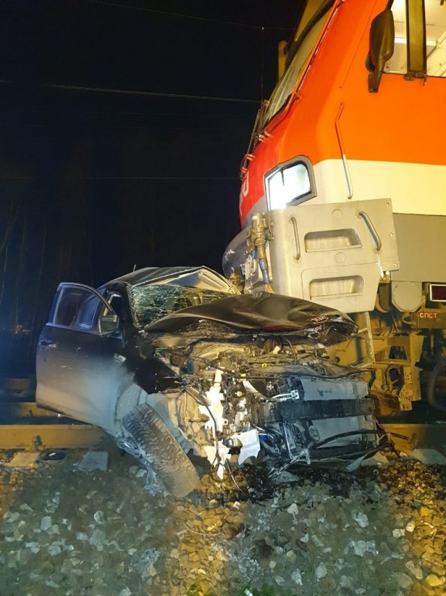 Поезд Пенза - Москва врезался в автомобиль