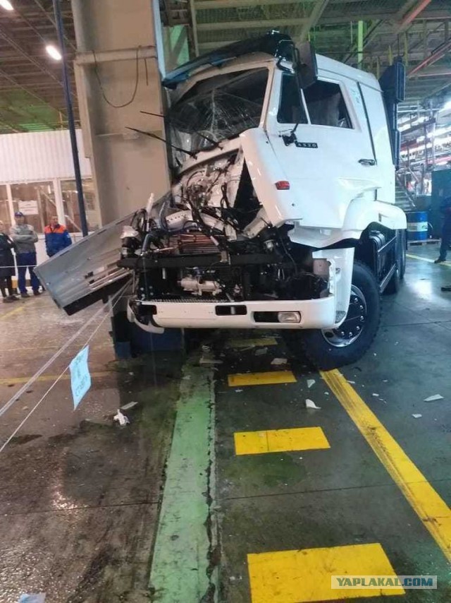 На заводе КАМАЗа грузовик сошел с конвейера и врезался в опору здания