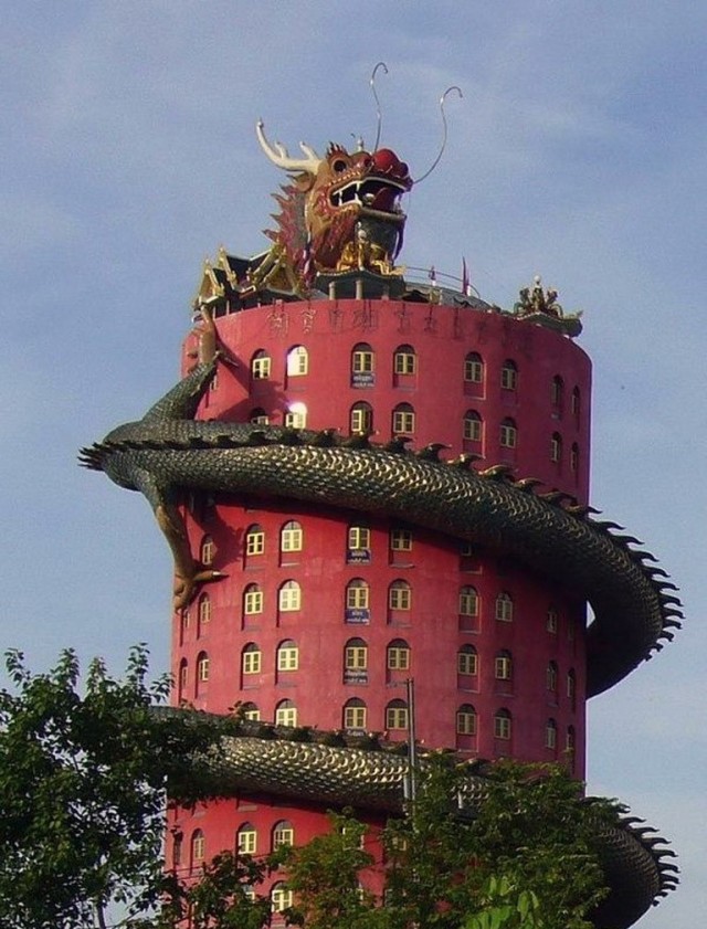 Дракон на доме - это "фотошоп"? Необычный тайский храм Ват Сампхан