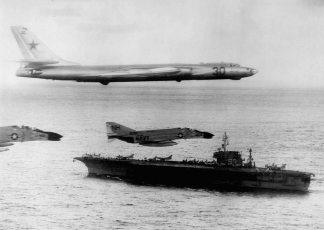 Как советская подлодка таранила авианосец США