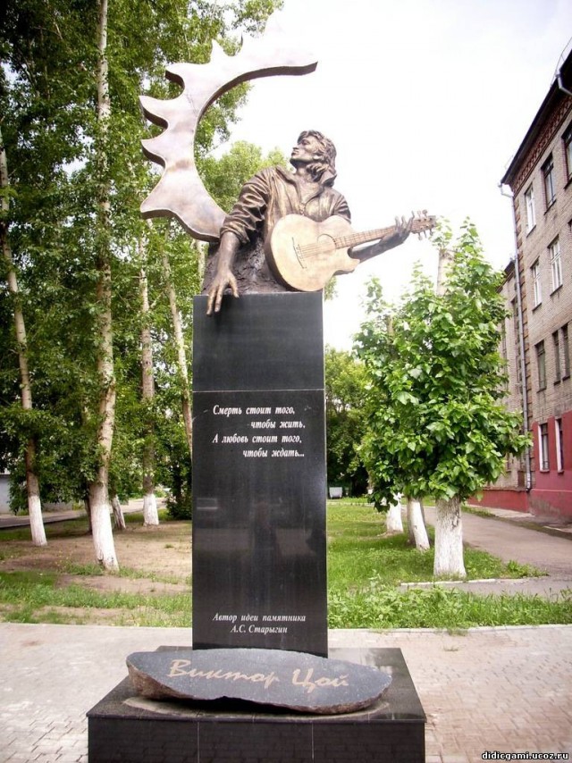 Памятник Виктору Цою открыли в Алматы