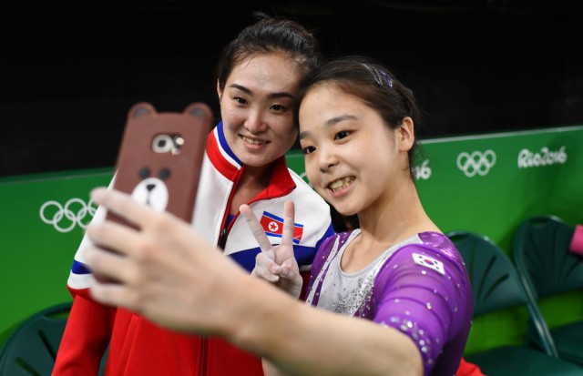 Южнокорейская и северокорейская гимнастки в Рио
