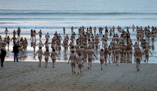 600 голых людей искупались в холодном Северном море