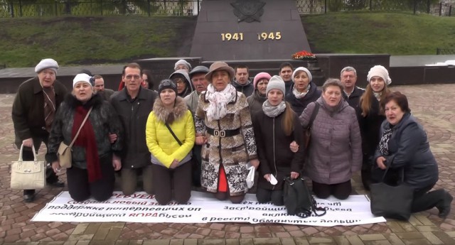 В Екатеринбурге активистка пристегнула себя к дереву в знак протеста против строительства храма. Через час ее задержали