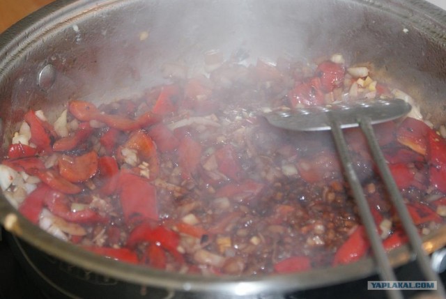 Мясо в соусе из болгарского перца и сливок с овощн