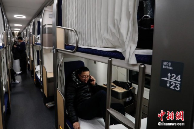 В Китае ввели в эксплуатацию двухэтажный скоростной поезд