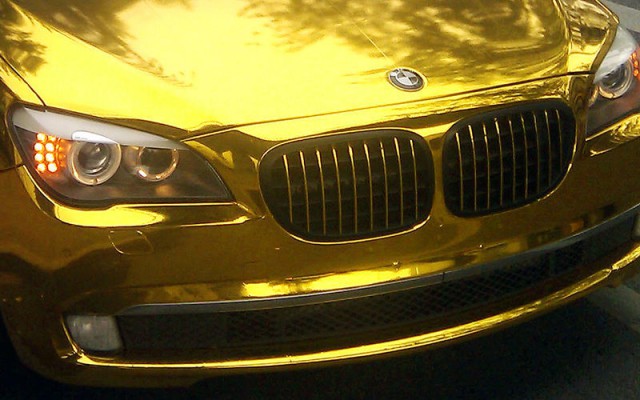 В Германии запретили ездить на «золотом» BMW X5