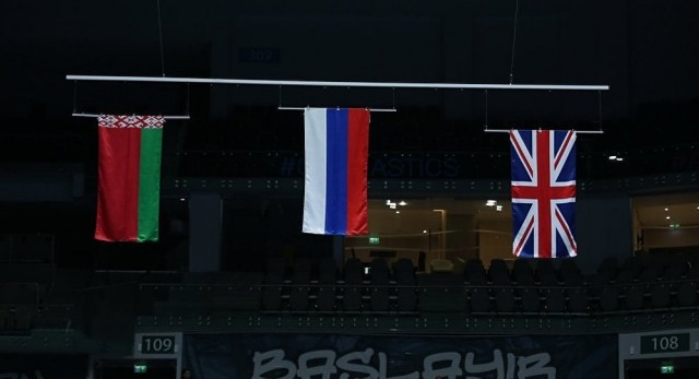 «Три флага России поднимаются надо льдом в Турине»