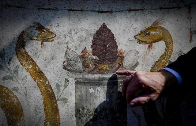 В Помпеях нашли идеально сохранившееся святилище
