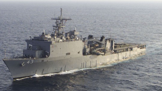 Большой десантный корабль ВМС США идет в Черное море