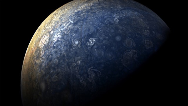 «Juno» передал великолепные снимки облаков Юпитера